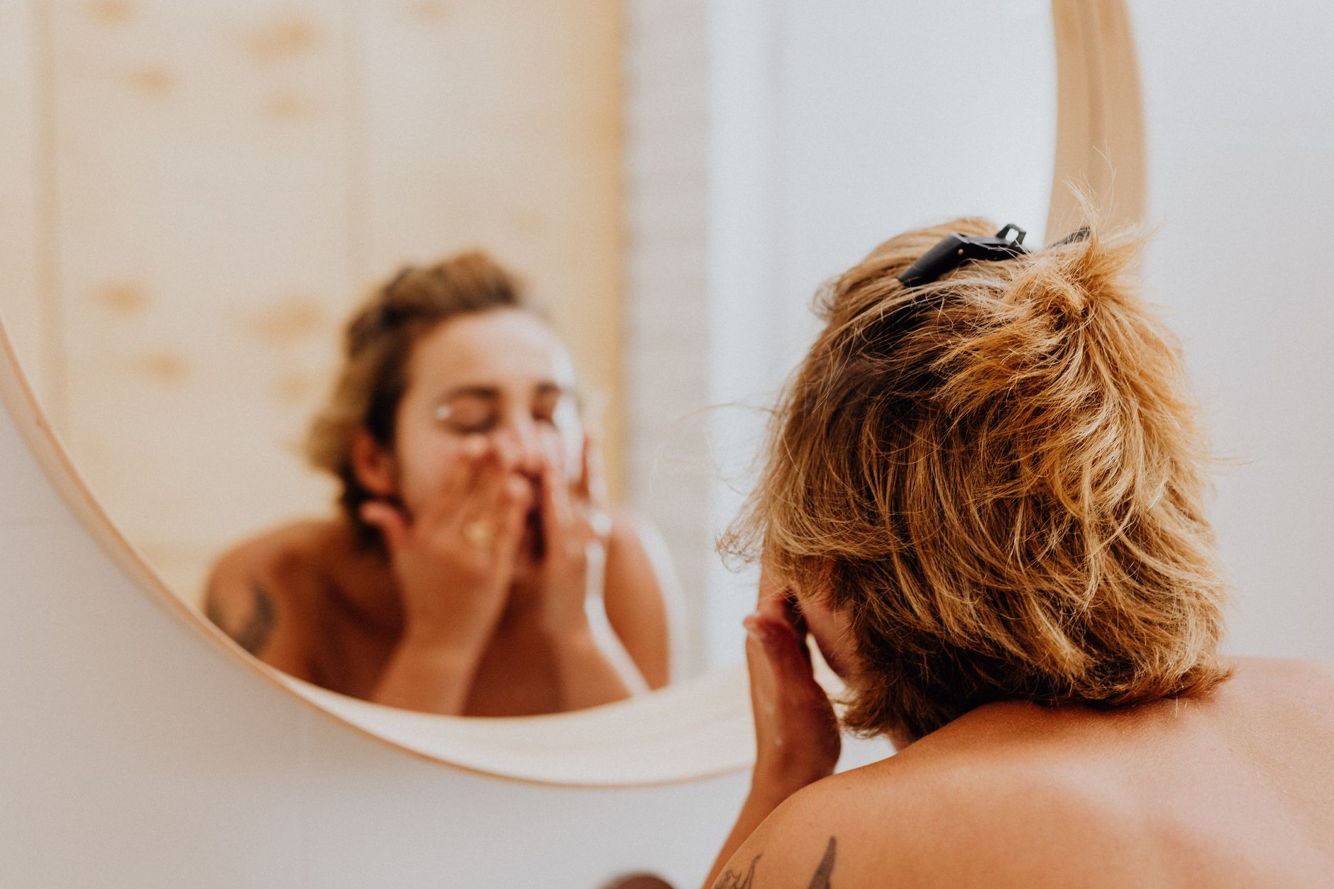 Using a simple moisturizer in a minimalist skincare routine